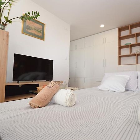 Shine24 - Spacious And Bright Apartment - New Újvidék Kültér fotó