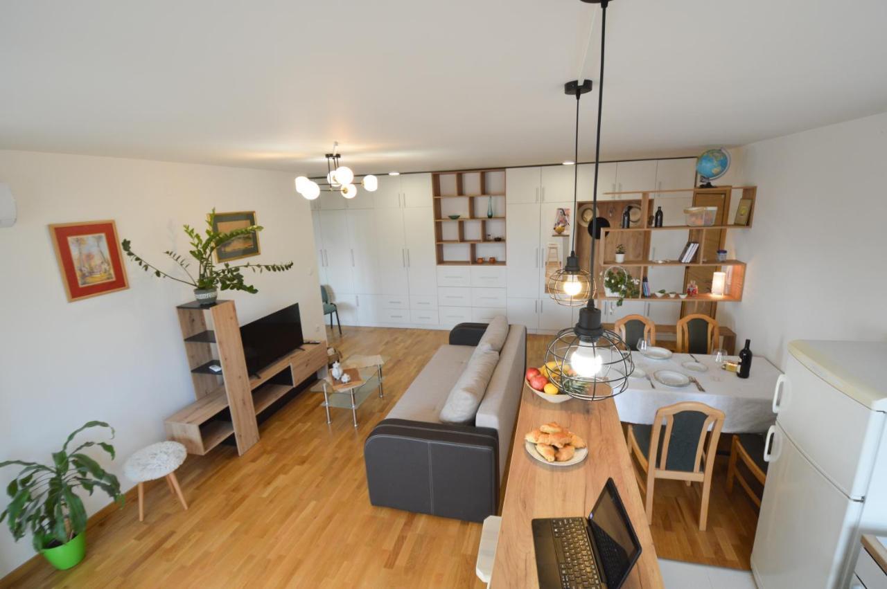 Shine24 - Spacious And Bright Apartment - New Újvidék Kültér fotó